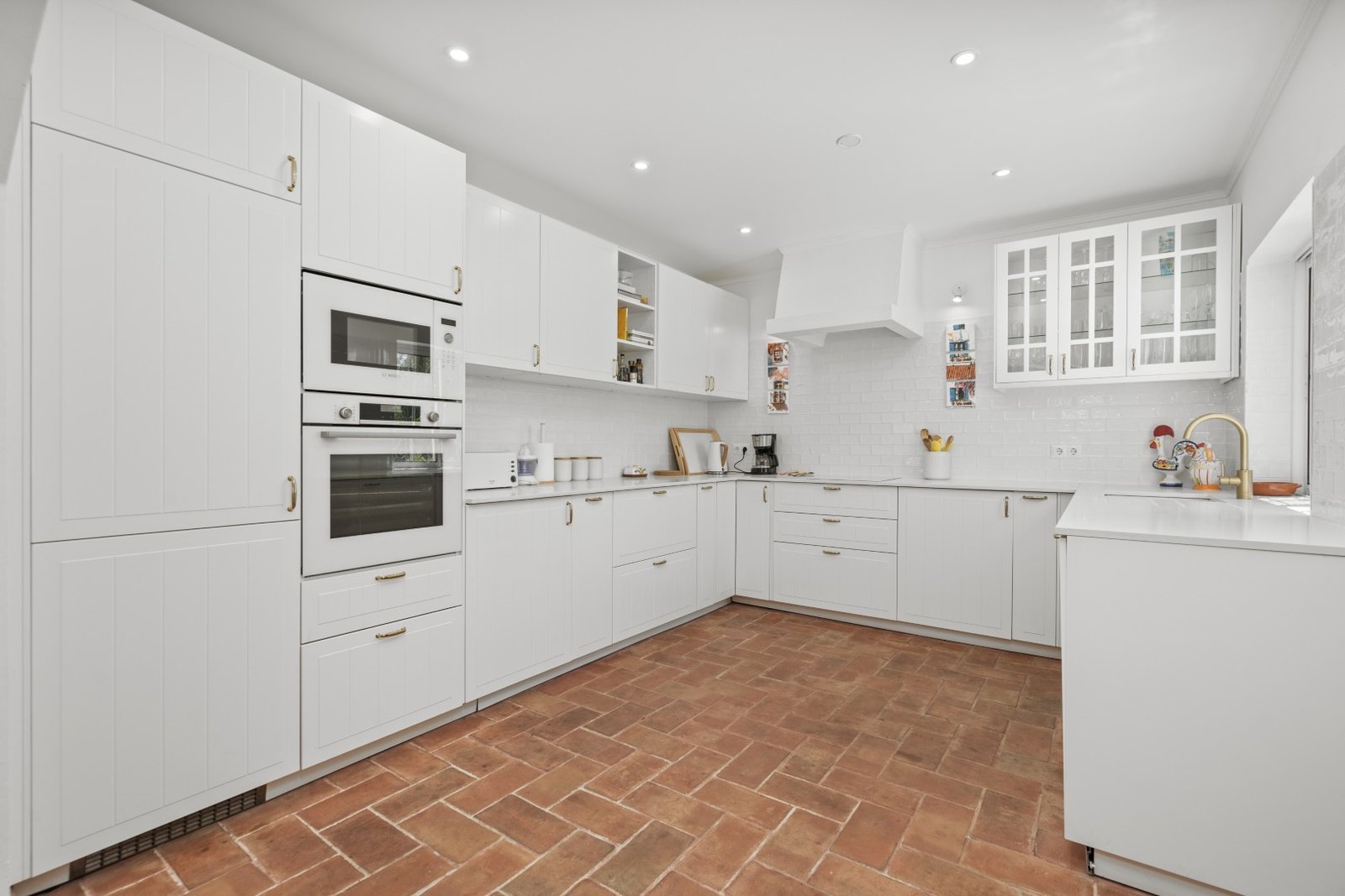 Fully equipped kitchen with terracotta floor